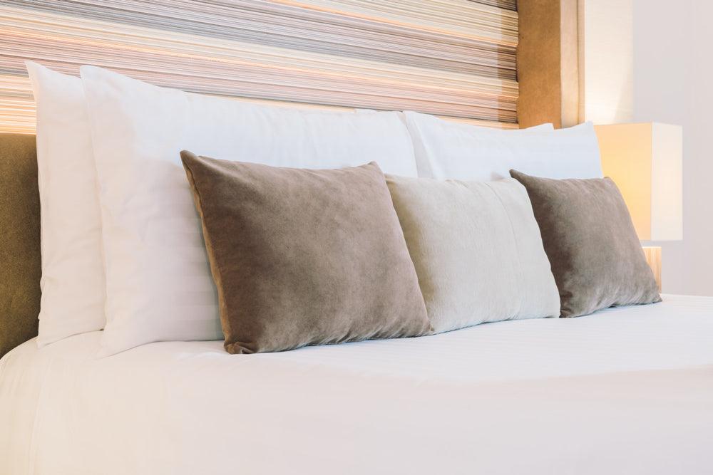 How to Arrange Bed Pillows