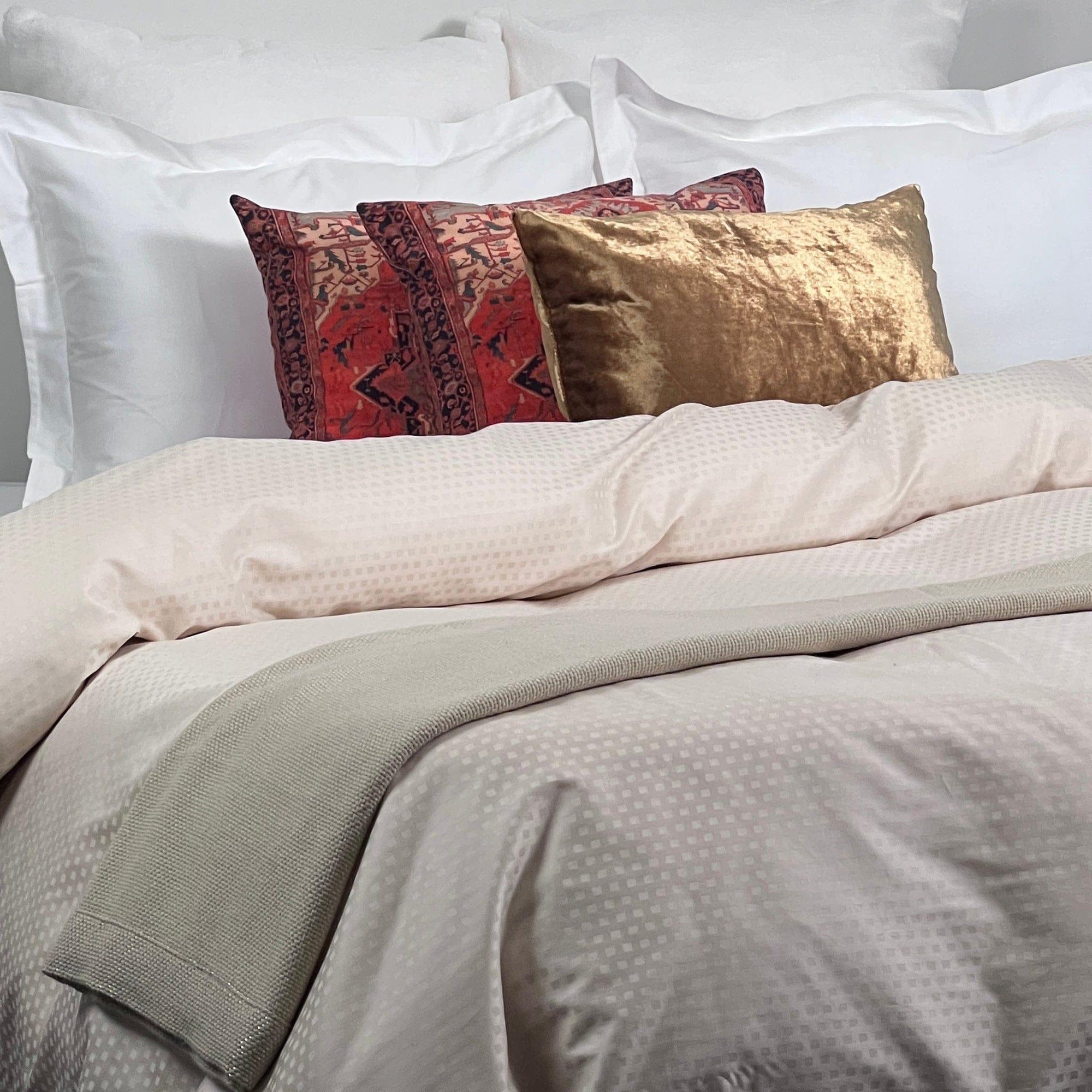 Experience luxury and convenience with Beddley's  beige duvet cover, showcasing a classic pearl dobby pattern and easy three-sided zipper.